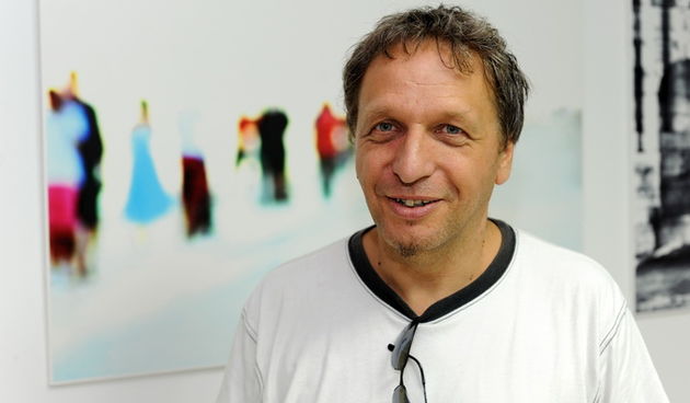 Zadar, 260712.
Zadarski fotograf Aleksandar Bonacic je veceras u galeriji ZADART predstavio izlozbu fotografija naziva “Slucajna izlozba”.
Na fotografiji: Aleksandar Bonacic.
Foto: Luka Gerlanc / CROPIX