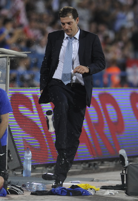 Tel Aviv, 091010. Ramat-Gan Stadion. Kvalifikacijska nogometna utakmica grupe F izmedju Izraela i Hrvatske za Euro 2012 u Poljskoj i Ukrajini. Na slici: pred kraj utakmice Slaven Bilic napucao je bocice od igraca nakon Mate Bilicevog promasaja ispred gola