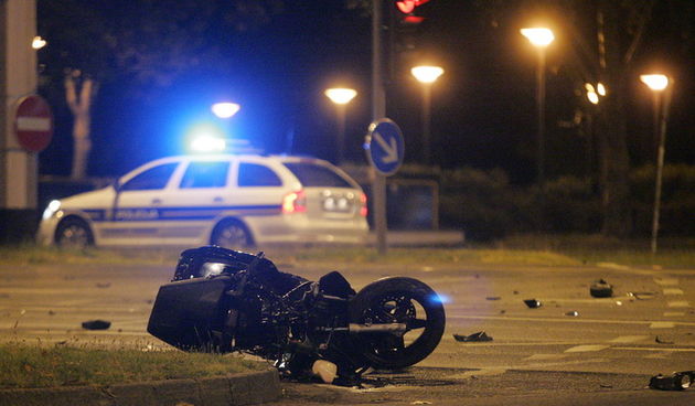 Zagreb, 070712.motorist, motociklist, Avenija Dubrovnik.Na krizanju Avenije Dubrovnik i Savezne Republike Njemacke doslo je do teske prometne nesrece izmedju osobnog automobila i motocikla u kojoj je smrtno stradao motorist.Na fotografiji: prizor na mjest