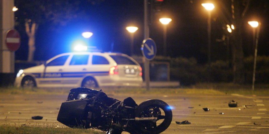 Zagreb, 070712.motorist, motociklist, Avenija Dubrovnik.Na krizanju Avenije Dubrovnik i Savezne Republike Njemacke doslo je do teske prometne nesrece izmedju osobnog automobila i motocikla u kojoj je smrtno stradao motorist.Na fotografiji: prizor na mjest
