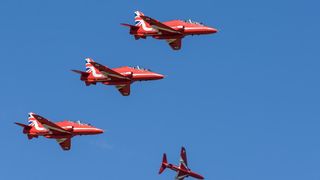Akrobatska grupa Red Arrows u posjetu Krilima Oluje u Zemuniku