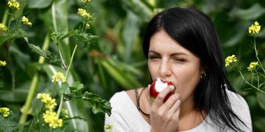 Zena jede jabuku (Lineasnella.hr)