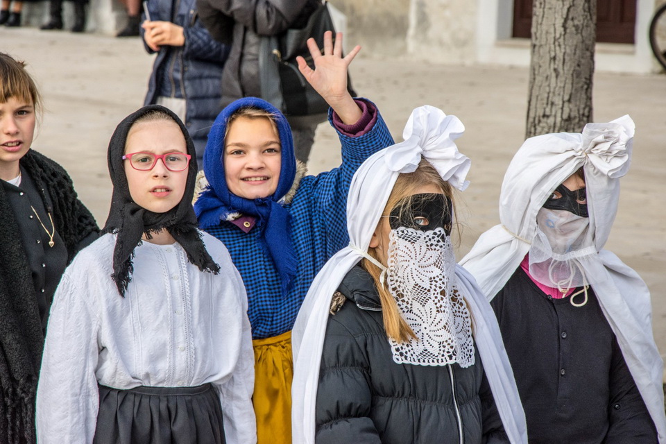 Paški zimski karneval 2017.- Maškarane skupine u karnevalskoj povorci Paški zimski karneval 2017.- Maškarane skupine u karnevalskoj povorci
