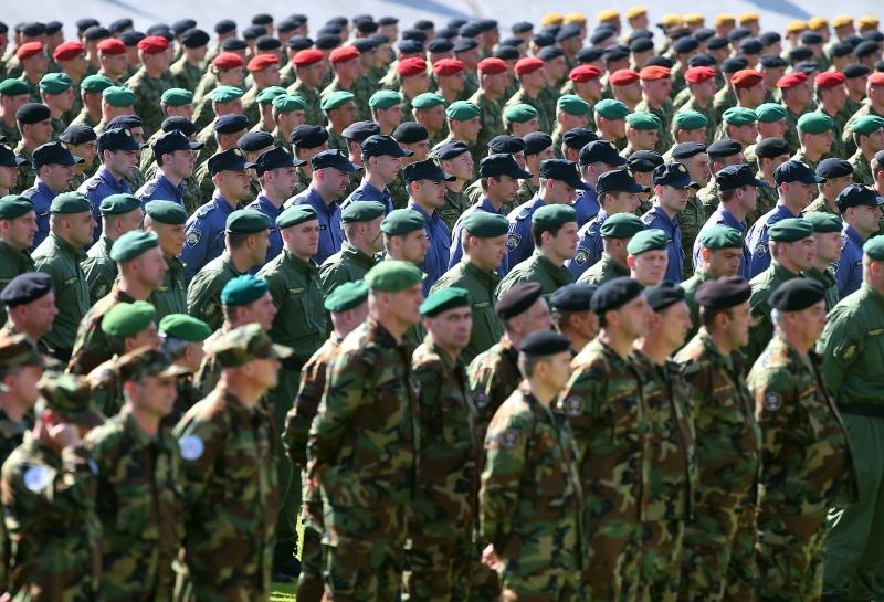 Svečano postrojavanje na stadionu u Kranjčevićevoj u povodu Dana Oružanih snaga Republike Hrvatske. Foto. PIXSELL Svečano postrojavanje na stadionu u Kranjčevićevoj u povodu Dana Oružanih snaga Republike Hrvatske. Foto. PIXSELL