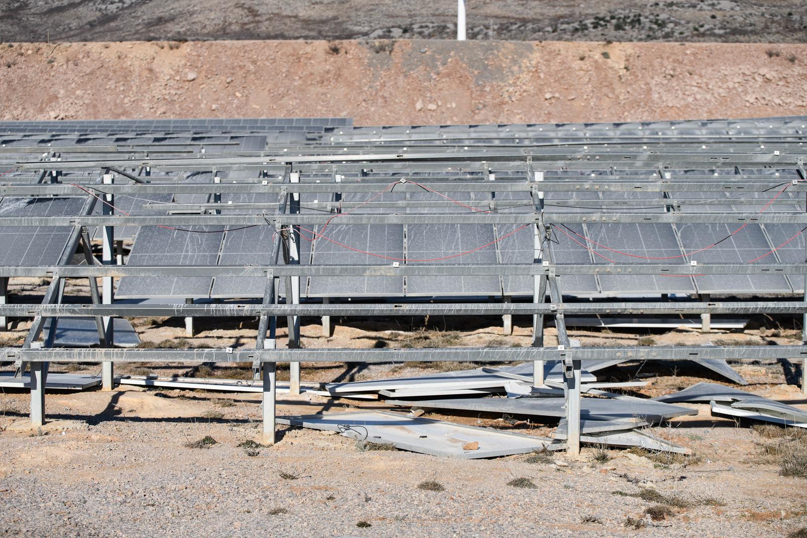 U Zatonu Obrovačkom bura uništila jednu od najvećih solarnih elektrana u Hrvatskoj U Zatonu Obrovačkom bura uništila jednu od najvećih solarnih elektrana u Hrvatskoj