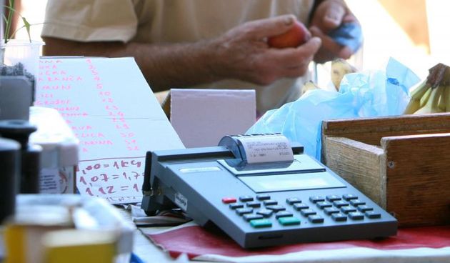 Sibenik- Neki od poznatih sibenskih prodavaca nisu se pojavili danas na svojim inace starim mjestima, a oni koji rade sa fiskalnim blagajnama negoduju zajedno sa kupcima jer se stvaraju veliki redovi. I jedni i drugi su na ovoj vrucini nestrpljivi i nervo