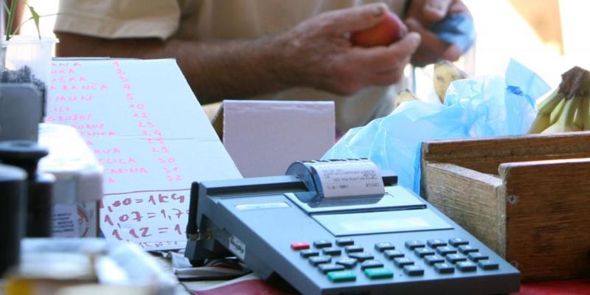 Sibenik- Neki od poznatih sibenskih prodavaca nisu se pojavili danas na svojim inace starim mjestima, a oni koji rade sa fiskalnim blagajnama negoduju zajedno sa kupcima jer se stvaraju veliki redovi. I jedni i drugi su na ovoj vrucini nestrpljivi i nervo