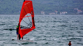 Kiteri i surferi uživali u jakom jugu