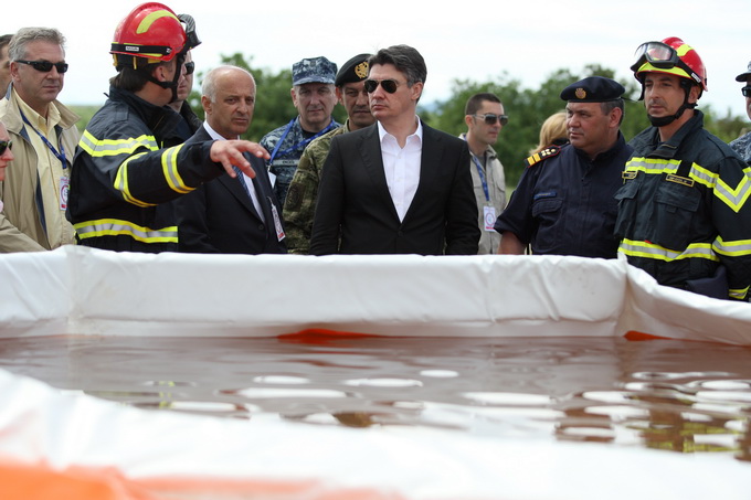 Zadar, 130513.
Predsjednik Vlade RH Zoran Milanovic prisustvovao je programu pokazne vatrogasne vjezbe Ljeto 2013 u Zracnoj luci Zadar. U pokaznoj vatrogasnoj vjezbi sudjelovale su protupozarne snage Drzavne uprave za zastitu i spasavanje, Namjenski orga Zadar, 130513.
Predsjednik Vlade RH Zoran Milanovic prisustvovao je programu pokazne vatrogasne vjezbe Ljeto 2013 u Zracnoj luci Zadar. U pokaznoj vatrogasnoj vjezbi sudjelovale su protupozarne snage Drzavne uprave za zastitu i spasavanje, Namjenski orga