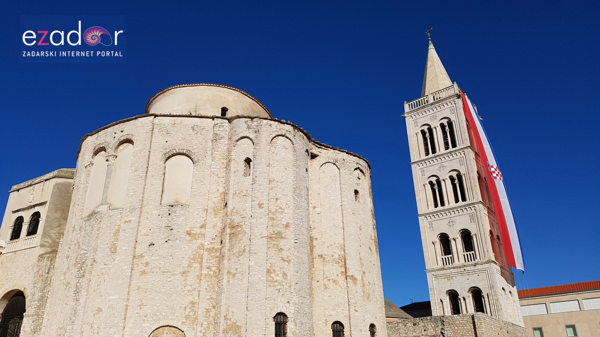Izložba vojne opreme, oružja i vozila na zadarskoj rivi i spuštanje 25-metarske zastave s kampanela sv. Stošije