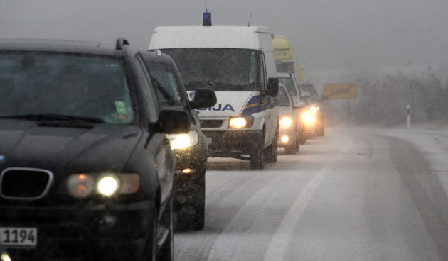 Snijeg i bura na zadarskom podrucju otezavale su promet. Na slici cesta Obrovac – Gracaci Foto: Vladimir Ivanov / CROPIX