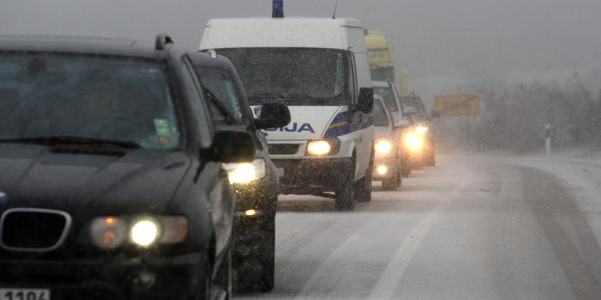 Snijeg i bura na zadarskom podrucju otezavale su promet. Na slici cesta Obrovac – Gracaci Foto: Vladimir Ivanov / CROPIX Snijeg i bura na zadarskom podrucju otezavale su promet. Na slici cesta Obrovac – Gracaci Foto: Vladimir Ivanov / CROPIX