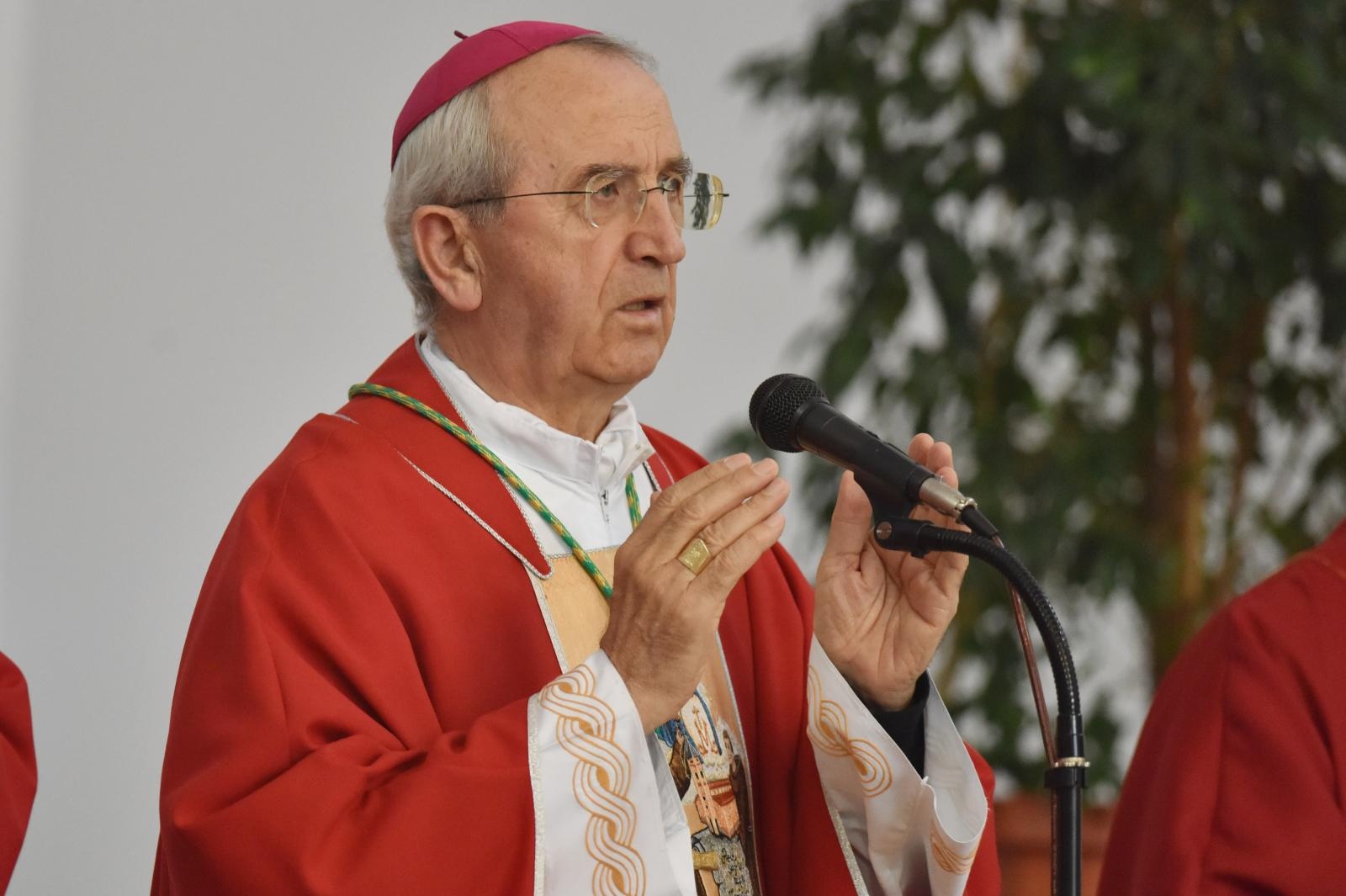 Zadarski nadbiskup Puljić predvodio svetu misu u Kistanjama povodom obilježavanja obljetnice proglašenja blaženim Serafina Kodića Zadarski nadbiskup Puljić predvodio svetu misu u Kistanjama povodom obilježavanja obljetnice proglašenja blaženim Serafina Kodića