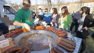 Zagreb, 170312.
Trg Francuske Republike
U Zagrebu se vec nekoliko dana odrzava popularni festival Sv. Patrika. Festival se ove godine odrzava na Trgu Francuske Republike, a osim 20-ak bendova koji ce nastupati na sam dan Sv. Patrika, najzvucnije je ime U Zagreb, 170312.
Trg Francuske Republike
U Zagrebu se vec nekoliko dana odrzava popularni festival Sv. Patrika. Festival se ove godine odrzava na Trgu Francuske Republike, a osim 20-ak bendova koji ce nastupati na sam dan Sv. Patrika, najzvucnije je ime U