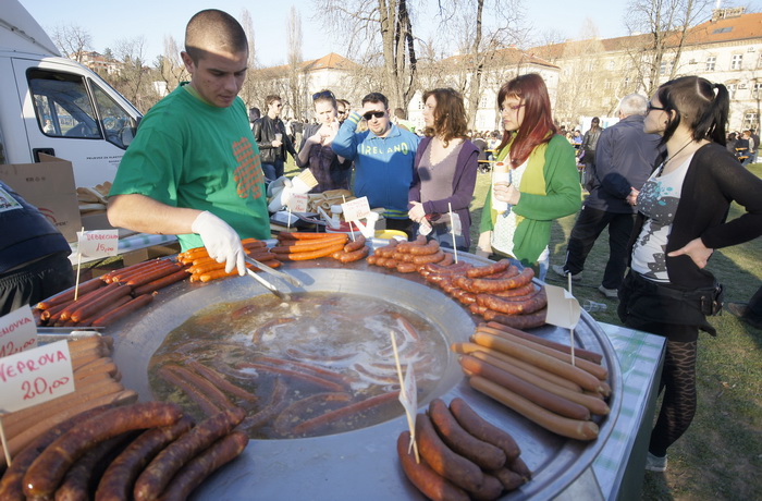 Zagreb, 170312.
Trg Francuske Republike
U Zagrebu se vec nekoliko dana odrzava popularni festival Sv. Patrika. Festival se ove godine odrzava na Trgu Francuske Republike, a osim 20-ak bendova koji ce nastupati na sam dan Sv. Patrika, najzvucnije je ime U Zagreb, 170312.
Trg Francuske Republike
U Zagrebu se vec nekoliko dana odrzava popularni festival Sv. Patrika. Festival se ove godine odrzava na Trgu Francuske Republike, a osim 20-ak bendova koji ce nastupati na sam dan Sv. Patrika, najzvucnije je ime U