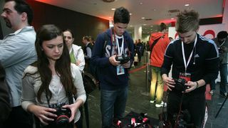 U Hypo centru održan je Canon Summer Party, a posjetitelji su imali priliku isprobati nove modele Canon foto aparata i dodatne opreme U Hypo centru održan je Canon Summer Party, a posjetitelji su imali priliku isprobati nove modele Canon foto aparata i dodatne opreme