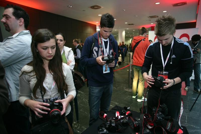U Hypo centru održan je Canon Summer Party, a posjetitelji su imali priliku isprobati nove modele Canon foto aparata i dodatne opreme U Hypo centru održan je Canon Summer Party, a posjetitelji su imali priliku isprobati nove modele Canon foto aparata i dodatne opreme