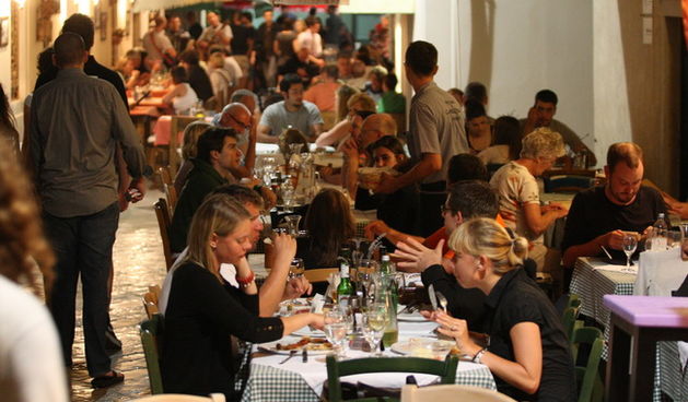 Zadar, 250610.
Tjekom turisticke sezona za zadarske goste se u centru grada priredjuju “Festice”. Danas je organizirana prva ovogodisnja.
Na fotografiji: prepuni restorani u varosi
Foto: Vladimir Ivanov / CROPIX