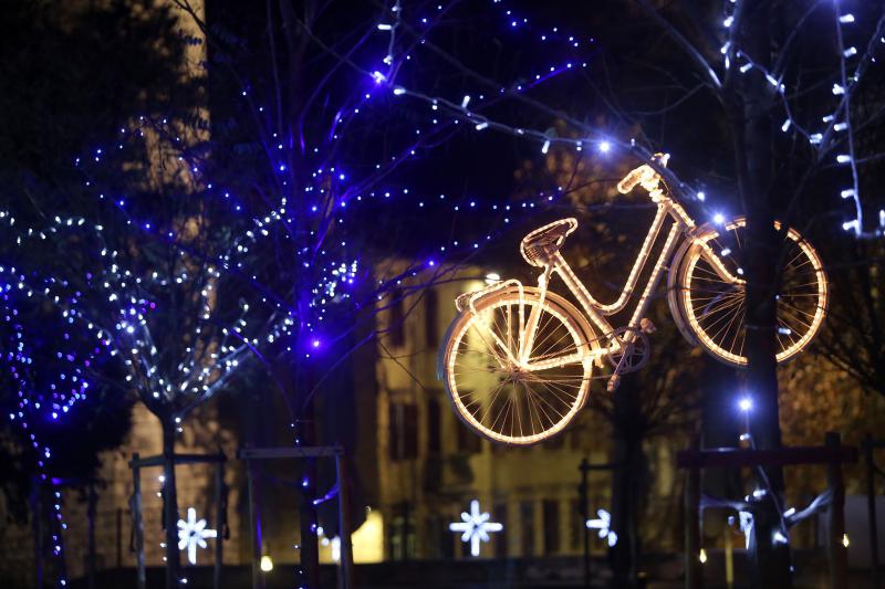 Perivoj Jelene Madijevke na trgu Pet bunara dobio je novo bozicno ruho. Photo: Filip Brala/PIXSELL Perivoj Jelene Madijevke na trgu Pet bunara dobio je novo bozicno ruho. Photo: Filip Brala/PIXSELL