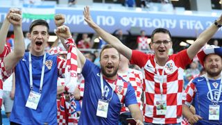 Veseli hrvatski navijači u kockicama ispunili Baltik Arenu u Kalinjingradu Veseli hrvatski navijači u kockicama ispunili Baltik Arenu u Kalinjingradu