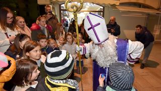 Sv. Nikola s Krampusom i Vilenjakom zabavljao djecu od Kampo Kaštela do Trga Petra Zoranića Sv. Nikola s Krampusom i Vilenjakom zabavljao djecu od Kampo Kaštela do Trga Petra Zoranića