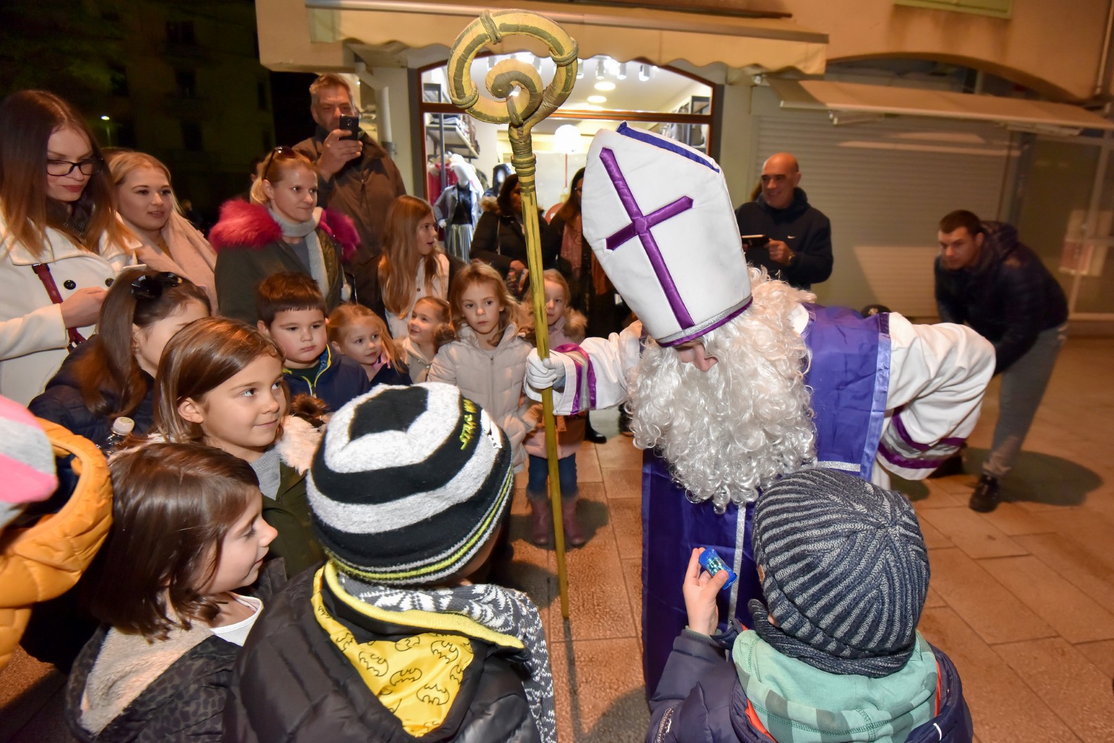 Sv. Nikola s Krampusom i Vilenjakom zabavljao djecu od Kampo Kaštela do Trga Petra Zoranića Sv. Nikola s Krampusom i Vilenjakom zabavljao djecu od Kampo Kaštela do Trga Petra Zoranića