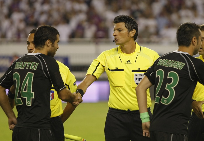Split,190810.
Stadion Poljud.
Nogometna utakmica kvalifikacija za europsku ligu izmedju Hajduka i Unirea.
Na fotografiji: glavni sudac Antonio Damato.
Foto: Duje Klaric / CROPIX
