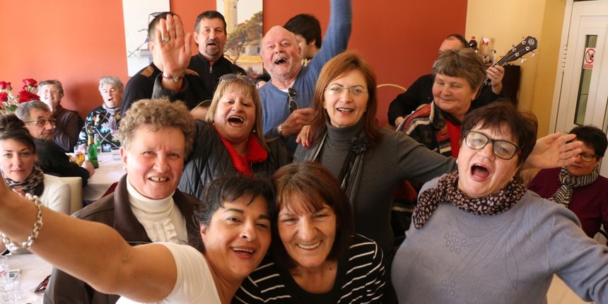 Kava, kolači i crvene ruže za virske dame povodom Dana žena