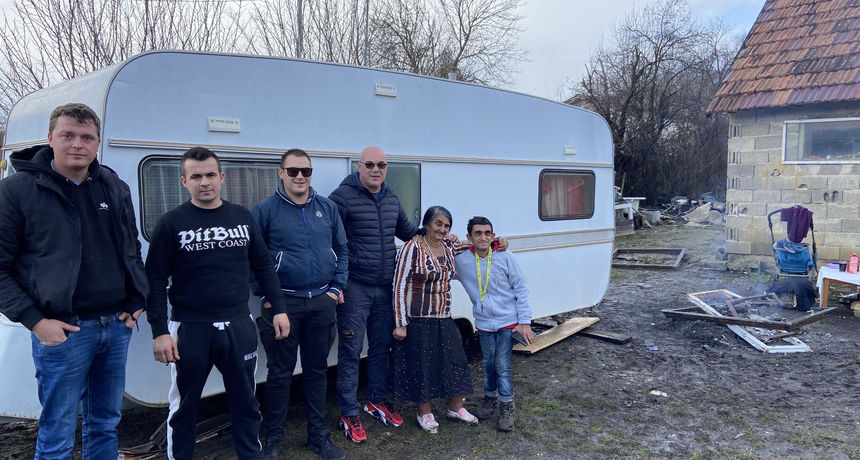 UHDDR Benkovac odvezao doniranu kamp kućicu obitelji hrvatskog branitelja u Blinje UHDDR Benkovac odvezao doniranu kamp kućicu obitelji hrvatskog branitelja u Blinje