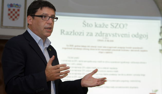 Solin, 240912.
Predavanje ministra Zeljka Jovanovica u domu Zvonimir na temu Zdravstveni odgoj u skoloma, put prema zdravijoj buducnosti.
Foto: Duje Klaric / CROPIX