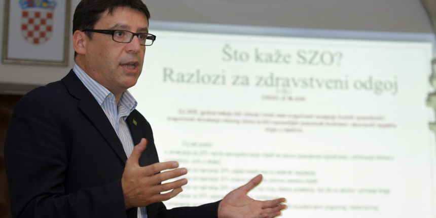 Solin, 240912.
Predavanje ministra Zeljka Jovanovica u domu Zvonimir na temu Zdravstveni odgoj u skoloma, put prema zdravijoj buducnosti.
Foto: Duje Klaric / CROPIX