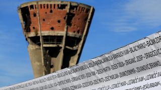 Na Mitnici postavljen banner dužine 210 metara s imenima heroja Vukovara, Foto: Davor Javorović/PIXSELL Na Mitnici postavljen banner dužine 210 metara s imenima heroja Vukovara, Foto: Davor Javorović/PIXSELL