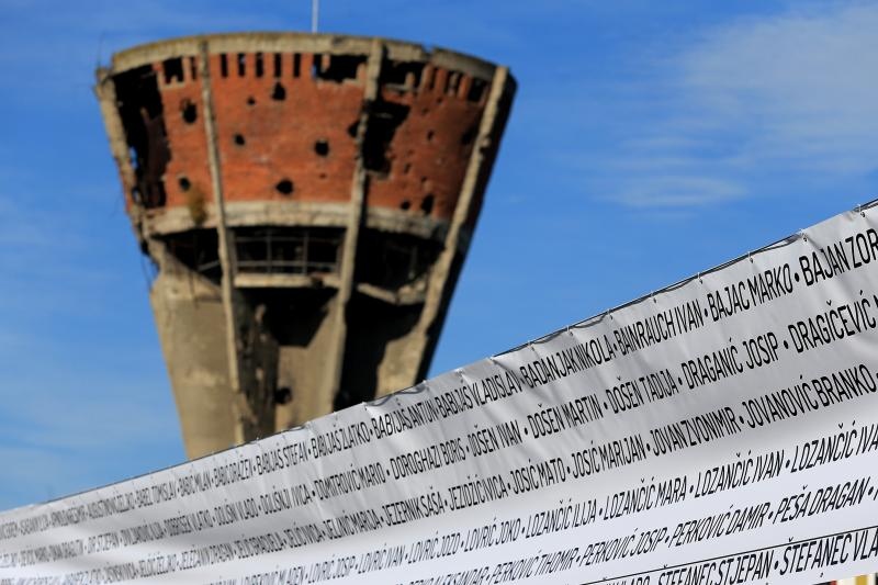 Na Mitnici postavljen banner dužine 210 metara s imenima heroja Vukovara, Foto: Davor Javorović/PIXSELL Na Mitnici postavljen banner dužine 210 metara s imenima heroja Vukovara, Foto: Davor Javorović/PIXSELL