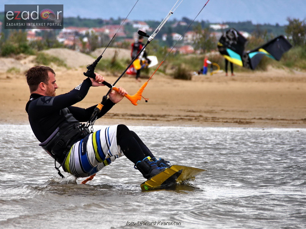 Kiteri guštali u refulima ninske bure Kiteri guštali u refulima ninske bure