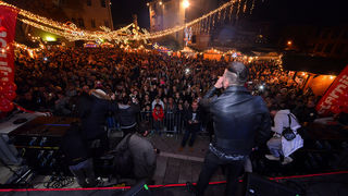 Deset tisuća posjetitelja uživalo u otvorenju Adventa u Zadru- koncertu Ivana Zaka i vatrometu