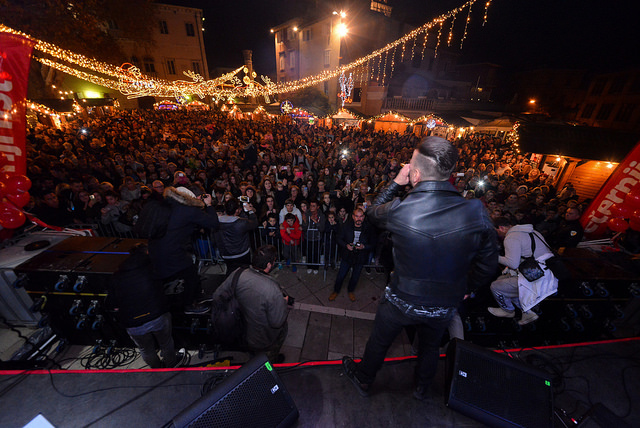 Deset tisuća posjetitelja uživalo u otvorenju Adventa u Zadru- koncertu Ivana Zaka i vatrometu