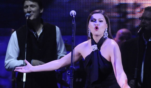 Zagreb, 081211.
Dvorana Arena Zagreb, koncert Tomislava Bralica i klape Intrade. Kao gosti su nastupili i Zorica Kondza, Nina Badric, Oliver Dragojevic i Toni Cetinski.
Na fotografiji: Nina Badric.
Foto: Admir Buljubasic / CROPIX