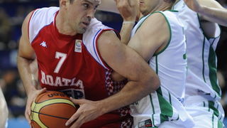 Katowice, 180909.
Dvorana Sport Arena Spodek.
Europsko prvenstvo u kosarci u Poljskoj, cetvrtfinale izmedju Slovenije i Hrvatske.
Na slici: Nikola Vujcic sa loptom.
Foto: Drago Sopta  / CROPIX
