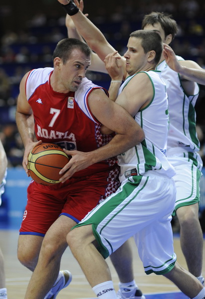 Katowice, 180909.
Dvorana Sport Arena Spodek.
Europsko prvenstvo u kosarci u Poljskoj, cetvrtfinale izmedju Slovenije i Hrvatske.
Na slici: Nikola Vujcic sa loptom.
Foto: Drago Sopta  / CROPIX