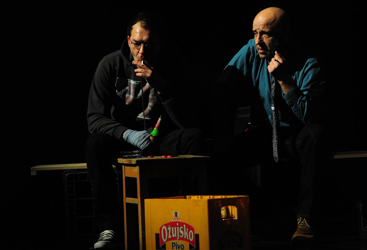 Zadar, 13.3.2014. snimio: Nenad Marčev 
Borivoj Radaković 
GRUPA 
redatelj: Mario Kovač 
igraju: Sreten Mokrović, Ranko Zidarić, 
Ivica Zadro i Iva Visković 
Kazalište KNAP (Kazalište na Peščenici) 
Dvorana HNK Zadar