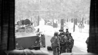 310391. ARHIVSKA FOTOGRAFIJA:
Plitvicka jezera – Akcija pripadnika za posebne namjene hrvatskog MUP-a na sam Uskrs 31.03.1991 kojom je ponovno uspostavljena policijska postaja na Plitvickim jezerima. Okrsaj je trajajo vise sati u kojoj je poginuo redarstv 310391. ARHIVSKA FOTOGRAFIJA:
Plitvicka jezera – Akcija pripadnika za posebne namjene hrvatskog MUP-a na sam Uskrs 31.03.1991 kojom je ponovno uspostavljena policijska postaja na Plitvickim jezerima. Okrsaj je trajajo vise sati u kojoj je poginuo redarstv