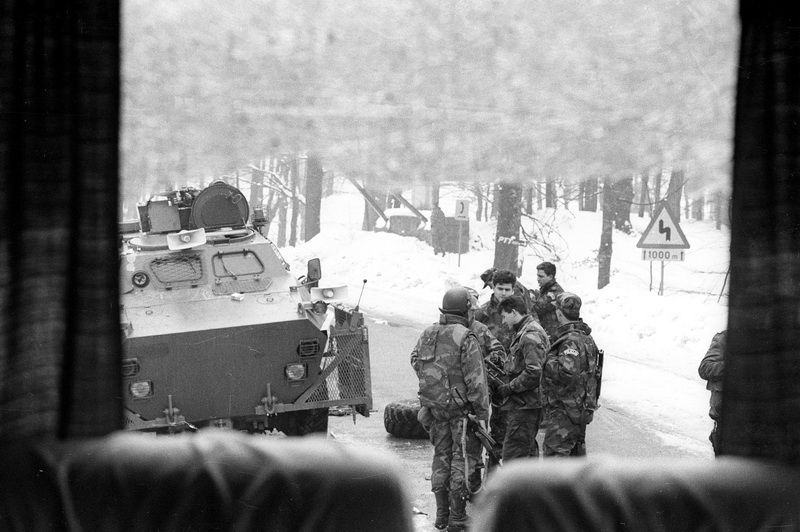 310391. ARHIVSKA FOTOGRAFIJA:
Plitvicka jezera – Akcija pripadnika za posebne namjene hrvatskog MUP-a na sam Uskrs 31.03.1991 kojom je ponovno uspostavljena policijska postaja na Plitvickim jezerima. Okrsaj je trajajo vise sati u kojoj je poginuo redarstv 310391. ARHIVSKA FOTOGRAFIJA:
Plitvicka jezera – Akcija pripadnika za posebne namjene hrvatskog MUP-a na sam Uskrs 31.03.1991 kojom je ponovno uspostavljena policijska postaja na Plitvickim jezerima. Okrsaj je trajajo vise sati u kojoj je poginuo redarstv