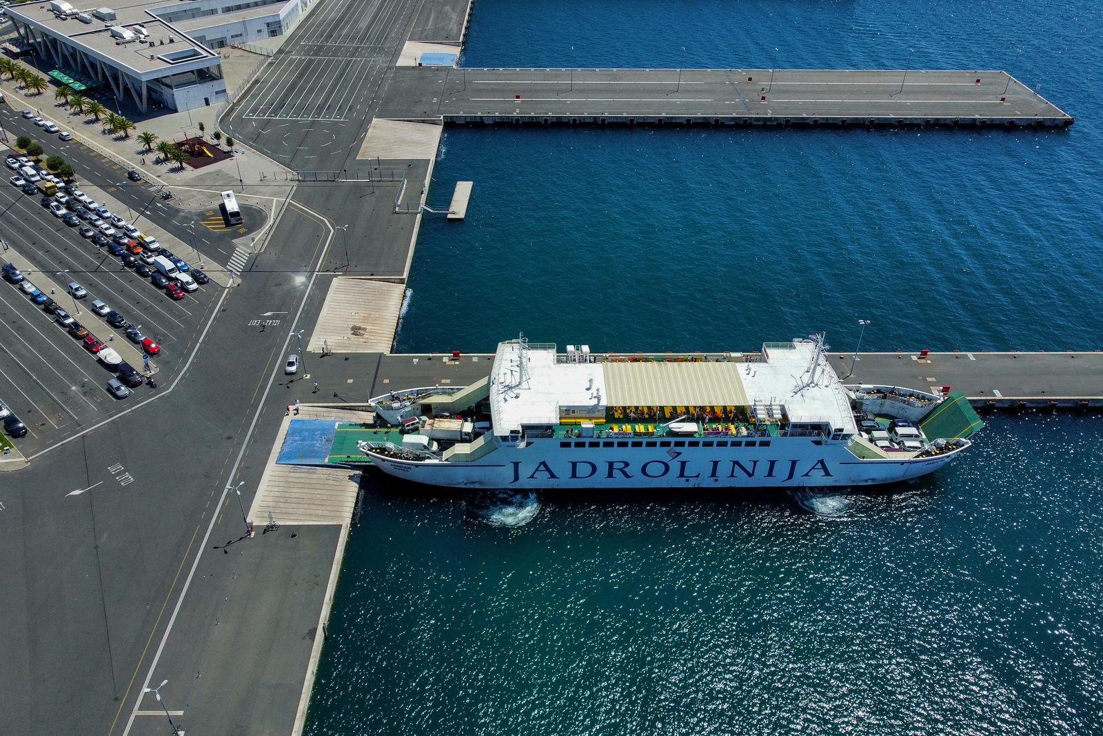 Pogled iz zraka na gužvu u trajektnoj luci Gaženica Pogled iz zraka na gužvu u trajektnoj luci Gaženica