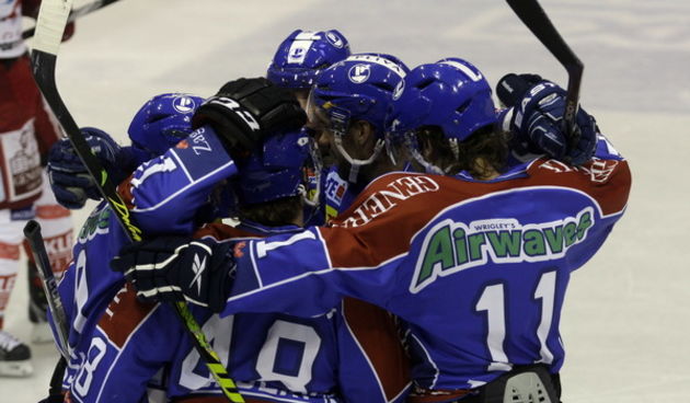 Zagreb, 091011.Ledena dvorana Doma Sportova.Hokejaska utakmica EBEL lige  KHL Medvescak – EC KACNa slici: Slavlje igraca Medvescaka nakon postignutog prvog gola.Foto: Nenad Dugi / Cropix