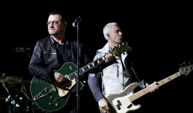 Zagreb, 100809.
Maksimirski stadion.
Drugi koncert irske rock grupe U2 koja po prvi puta gostuje u Hrvatskoj na ovogodisnjoj turneji 360 tour.
Na slici: pjevac grupe Bono Vox, gitarist Edge, basist Adam Clayton i bubnjar Larry Mullen Jr.
Foto: Goran Mehke