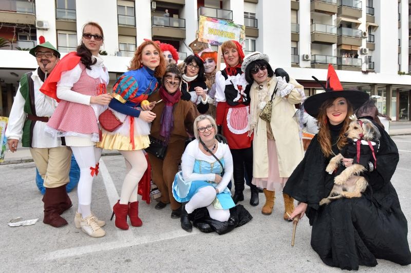 Karnevalska povorka okupila se na parkiralistu kod ‘Ljepotice’ a potom je krenula prema sredisnjem gradskom Trgu. Photo: Dino Stanin/PIXSELL