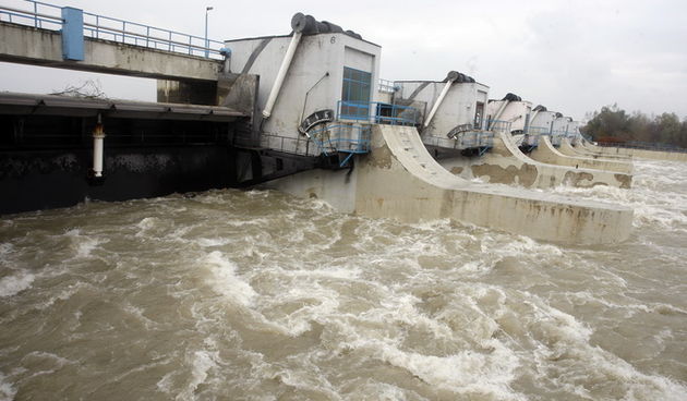 Varazdin, 131112.
Predsjednik Uprave HEP-a Zlatko Koracevic posjetio je postrojenje HE Varazdin, te obisao branu na Ormoskom jezeru gdje su ga upoznali sa nacinom na koji je ublazen proslotjedni vodeni val na Dravi.
Na fotografiji: brana na Ormoskom jezer