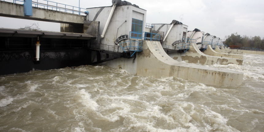 Varazdin, 131112.
Predsjednik Uprave HEP-a Zlatko Koracevic posjetio je postrojenje HE Varazdin, te obisao branu na Ormoskom jezeru gdje su ga upoznali sa nacinom na koji je ublazen proslotjedni vodeni val na Dravi.
Na fotografiji: brana na Ormoskom jezer Varazdin, 131112.
Predsjednik Uprave HEP-a Zlatko Koracevic posjetio je postrojenje HE Varazdin, te obisao branu na Ormoskom jezeru gdje su ga upoznali sa nacinom na koji je ublazen proslotjedni vodeni val na Dravi.
Na fotografiji: brana na Ormoskom jezer