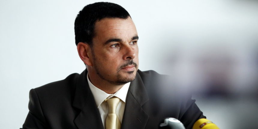 Zadar, 250112.
U 11 sati u prostorijama PU Zadarske odrzana je konferencija za novinare u vezi ubojstva koje se dogodilo sinoc u selu Pridraga gdje je sin oca ubio sjekirom.
Na slici: konferenciju je odrzao glasnogovornik policije Elis Zodan
Foto: Jure Zadar, 250112.
U 11 sati u prostorijama PU Zadarske odrzana je konferencija za novinare u vezi ubojstva koje se dogodilo sinoc u selu Pridraga gdje je sin oca ubio sjekirom.
Na slici: konferenciju je odrzao glasnogovornik policije Elis Zodan
Foto: Jure