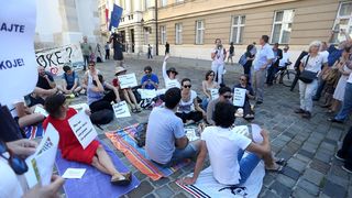 Otočani Markov trg pretvorili u plažu Otočani Markov trg pretvorili u plažu